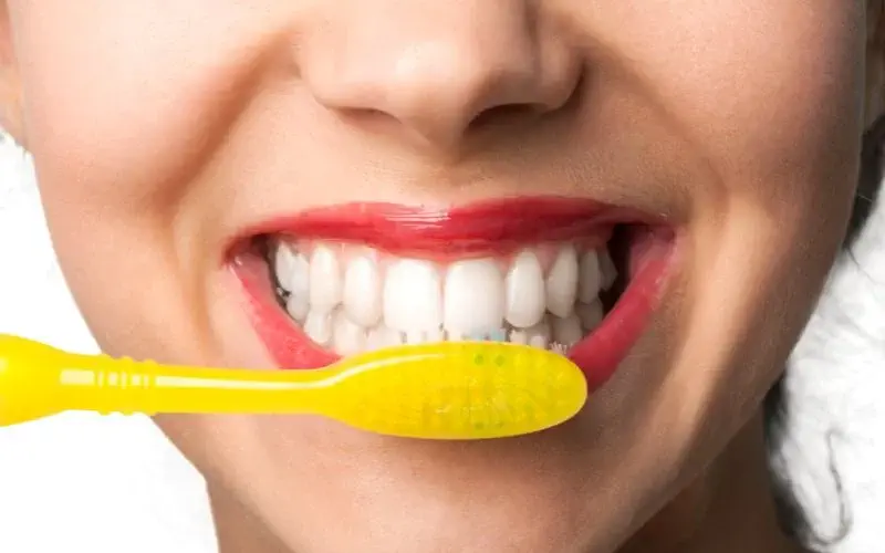 Does hydrogen peroxide damage teeth